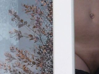 İç çamaşırı veya sütyen giymeden sadece ince bir sabahlık giyen olgun bir MILF, herkesin gözü önünde apartman pencerelerini temizliyor. Büyük göğüsleri gerilirken cama bastırıyor, meme uçları kumaşın içinden açıkça görünüyor. Aşağıdaki taksi şoförü dikkatle izlerken, kadın kasten eğilerek tıraşlı vajinasını gösteriyor. Bacaklarını açarak, giderek büyüyen kalabalığa parıldayan vajinasını ve sıkı anüsünü mükemmel bir şekilde gösteriyor, ardından dönüp göğüslerini tamamen gösteriyor, aşağıdaki röntgencilere gülümsüyor, halka açık alanda pencere temizleyen MILF taksi şoförüne teşhirde bulunuyor.