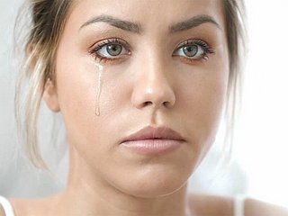تخضع ألينا لوبيز، الجميلة اللاتينية المتلهفة، لبروتوكول تجريبي للخصوبة يتحدى الأعراف الطبية. يقوم الممارسون المتخصصون بتحفيز جهازها التناسلي بشكل منهجي من خلال إجراءات حميمية غير تقليدية. تتحسس أصابعهم المغطاة بالقفازات ممراتها المخملية، متلاعبين بعنق رحمها بدقة سريرية تقترب من انتهاك حسي. يستجيب جسد ألينا الخصب لا إراديًا بينما يتم تحفيز مبيضيها بشكل مباشر. تتباعد ساقيها على طاولة الفحص بينما تستكشف الأدوات أعماقًا كانت مخصصة سابقًا للعشاق. تُطمس الجلسات العلاجية الخطوط الفاصلة بين الشفاء والانتهاك بينما تنتفخ أنسجتها الحساسة بالدم والترقب. يدفع كل إجراء الحدود الأخلاقية بينما يقربها من الحمل الذي تتوق إليه بشدة، تاركًا إياها راضية طبيًا ومتضاربة عاطفيًا.