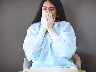 体验这段令人陶醉的医用乳胶手套恋物癖视频，紧贴皮肤的手套发出独特的沙沙声，定会让你脊背发凉。观看包裹在光滑医用乳胶中的纤细双手，探索每一寸颤抖的肌肤。当戴着手套的手指探寻、伸展、挑逗敏感部位时，空气中弥漫着消毒水的气味，创造出一种融合了精准医疗与原始肉欲的难忘感官体验。