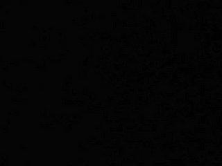 個人的な快感のあらゆる親密な音を捉えた、魅惑的な音声のみの体験に浸ってください。目を閉じて、開いた唇から漏れる柔らかなうめき声、高まる興奮で速くなる呼吸、敏感な襞を探る指の独特な濡れた音が織りなす官能的な交響曲に耳を傾けてください。布の擦れる音、動きに合わせて動く家具のきしむ音、そして解放へと向かう喘ぎ声の高まり――これらすべてが組み合わさって、鮮やかな情景を描き出します。このティーザーは、想像力を刺激するのに十分な内容でありながら、完全な感覚の旅、本物の自己快感への渇望を残し、露骨な自己快感の音声体験の親密な音を堪能させてくれます。