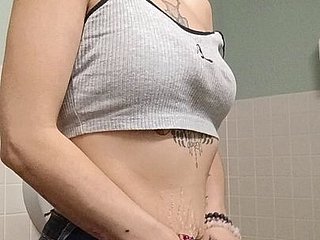 情熱的な出会いは、快感の波が全身を駆け巡り、爆発的なクライマックスを迎える。背中はベッドから弓なりに反り、つま先は丸まり、まだ突き刺さるペニスを膣が締め付けると、喉の奥からうめき声が漏れる。最後の深い突きで限界を超え、熱い精液が奥深くに放出される。しばらくの間、絡み合ったまま横たわり、激しい交尾の余韻で荒い息を吐く。それから満足げな笑みを浮かべ、名残惜しそうに絡み合った体を解き放つ。精液はすでに太ももを伝って流れ落ち始めている。床から色あせたブルージーンズを拾い上げ、光り輝く脚に引き上げる。デニムが敏感な肌に押し付けられ、ボタンが留まる。オーガズムの後、次の出会いをすでに期待しながら、彼女は再びジーンズを引き上げる。