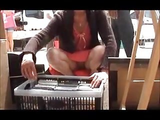 Quid pro quo Geen slipje upskirt.flv
