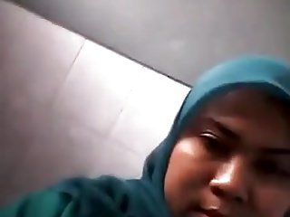 Ibu berjilbab saat merasa Sange 1