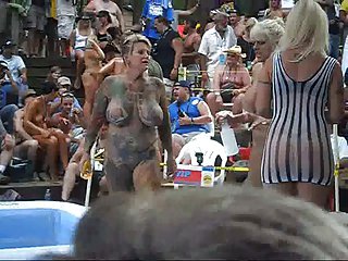 chicas caliente al aire libre lucha en aceite y materia en ponderosa