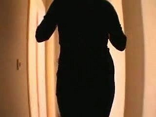 年轻小伙勾引一个丰满的妈妈在街上，他妈的她