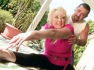 Granny Fucks Nouveau professeur de yoga