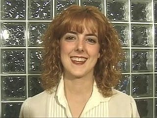 Redhead stroken neer en strelt haar tieten en kut