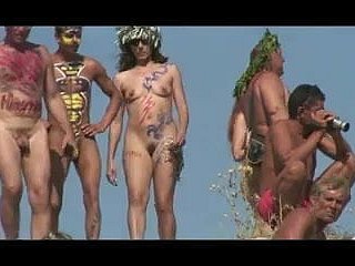 在俄罗斯裸体海滩涂上机构女孩