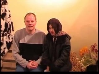 娇小摩洛哥妓女得到由荷兰农民性交