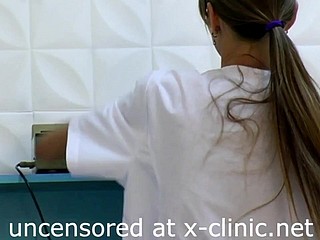 在诊所的gyno少女考试