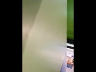 【场跑到国旗台上掰开裙下的很多分泌物的骚逼，一路走到楼梯间里【[[[免费大秀约炮平台软件