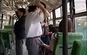 بس میں شرارتی مفت فحش ٹیوب