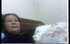 포르노 튜브 중국어 MILF는 그녀의 가슴을 재생합니다