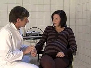 Schwangere MILF wird gefickt