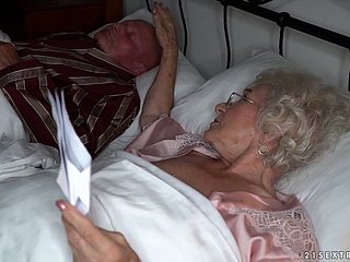 Granny Norma zdradza męża z młodym kochankiem Gorącokrwistym