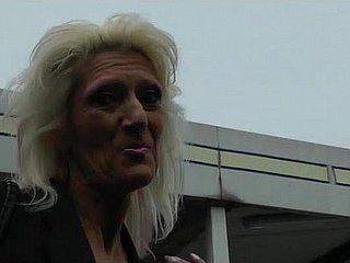 A pokazuje granny lacking