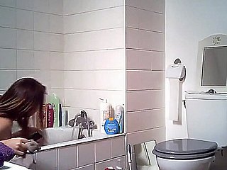 أختي التبول والاستحمام